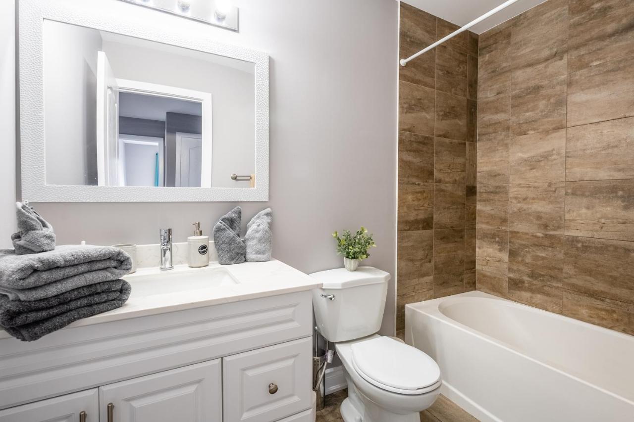 Modern Hamilton Homes Lake Ontario Shore By Globalstay Extérieur photo