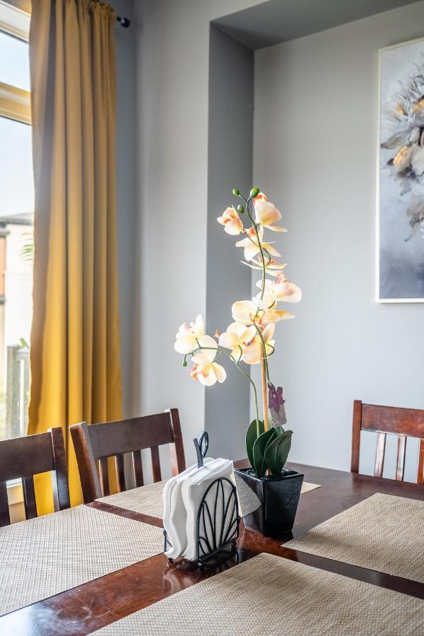 Modern Hamilton Homes Lake Ontario Shore By Globalstay Extérieur photo