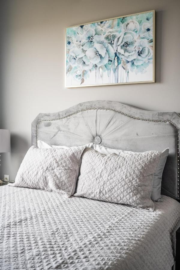 Modern Hamilton Homes Lake Ontario Shore By Globalstay Extérieur photo
