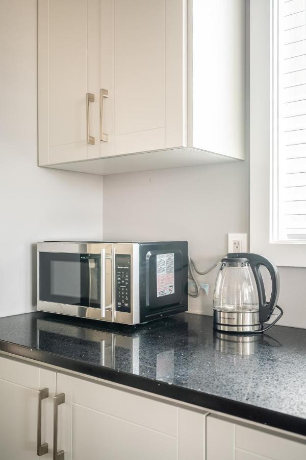 Modern Hamilton Homes Lake Ontario Shore By Globalstay Extérieur photo